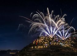 Le sagome luminose del presepe di Manarola in Liguria