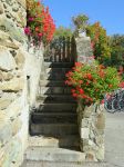 Le scale di una vechia casa in pietra a Yvoire, uno dei borghi più belli della Francia.