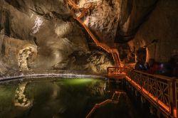 Le scale ripide da percorrere durante la visita alla miniera di sale di Wieliczka in Polonia - © Xseon / Shutterstock.com 