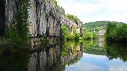 Le scogliere affacciate sul fiume Lot a Saint-Cirq-Lapopie (Francia): siamo lungo la Halage Road, un popolare sentiero lungofiume che da Saint-Cirq conduce sino a Bouzies. 

