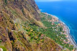 Le scogliere che dominano Madalena do Mar e la sua spiaggia a Madeira