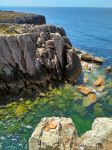 Le scogliere con rocce della costa oceanica di Peniche, Portogallo. A fare da cornice l'acqua cristallina che lambisce questo tratto di litorale.

