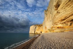 Le scogliere di gesso di Etretat (Francia) al tramonto in una giornata nuvolosa - © Aleksey Stemmer / Shutterstock.com