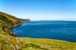 Le scogliere verdeggianti dell'isola di Rathlin, Irlanda del Nord. Le più alte raggiungono e superano i 70 metri di altezza.
