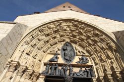 Le sculture che decorano il portale d'ingresso della chiesa di Saint Ayoul a Provins, dipartimento Seine et Marne, Francia.
