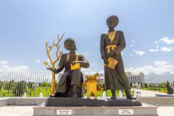 Le sculture dedicate a Mollanepes e Mataji al Parco dell'Indipendenza di Ashgabat, Turkmenistan - © Darkydoors / Shutterstock.com