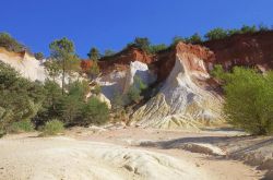 Le sfumature delle rocce d'ocra sembrano quelle di una tavolozza di colori di un pittore. Nei pressi di Roussillon è possibile ammirare infiniti esempi di paesaggi di questo tipo ...
