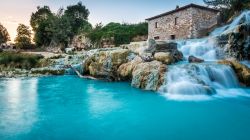 Le spettacolari cascate all'uscita delle Terme di Saturnia, accessibili liberamente dal pubblico