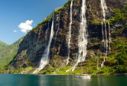 Le spettacolari cascate delle Sette Sorelle nel fiordo Geiranger, Norvegia. Si tratta di una cascata segmentata in 7 flussi che si riducono a 4 durante i mesi estivi.
