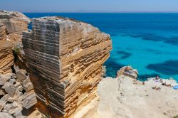 Le spettacolari Falesie di Favignana, bordata da acque turchesi in Sicilia. Siamo alle Isole Egadi