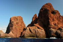Le spettacolari rocce vulcaniche rosse della Riserva Naturale di Scandola, patrimonio UNESCO della Corsica (Francia)