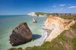 Le spettacolari scogliere di Freshwater Bay sull'Isola di Wight in Inghilterra