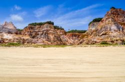 Le spettacolari scogliere vicino alla spiaggia di Gunga nello stato di Alagoas, Brasile.

