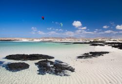 Le spiagge incontaminate della zona del Faro de Toston vicino a El Cotillo, Fuerteventura, Spagna. Un tratto del litorale spagnolo a Punta Ballena, 5 km a nord di El Cotillo. Il faro venne messo ...