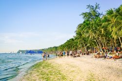Le spiagge di Boracay inquinate (Filippine): sono state chiuse da fine aprile 2018 per 6 mesi, per permettere la pulizia e la ripresa dell'ambiente inquinato - © View Apart / Shutterstock.com ...