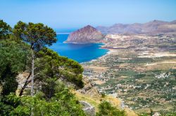 Monte Cofano e la costa tirrenica vicino ad Erice in Sicilia.