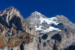 Le splendide Alpi che dominano la valle di Kandersteg, in Svizzera