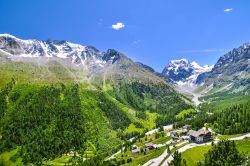 Le splendide Alpi svizzere in una giornata di sole viste dal villaggio di Arolla.
