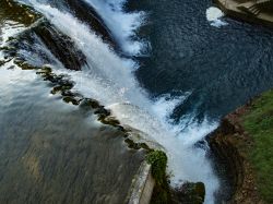 Le splendide cascate di Jajce sul fiume Pliva viste dall'alto (Bosnia e Erzegovina).

