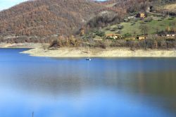 Le sponde del lago Turano fotografate da Colle di Tora, Lazio