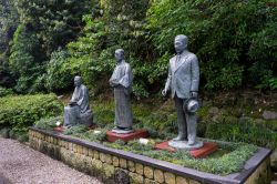 Le statue dei tre grandi letterati a Swan Road, Kanazawa, Giappone. Questa via si trova nei pressi del parco del castello - © BoonritP / Shutterstock.com