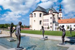Le statue del giardino del chiostro di Litomysl, Repubblica Ceca. A realizzarle è stato Olbram Zoubek, importante scultore ceco del XX° secolo - © kaprik / Shutterstock.com