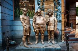 Le statue di Trus, Balbes and Byvalyjs (noti anche come Coward, Bobby and Seasoned) nella città di Yerevan, Armenia. Sono i protagonisti del film sovietico Caucasus Captive - © alionabirukova ...