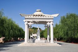 Le statue di Wang Zhaojun nella tomba di Zhaojun a Hohhot, Mongolia Interna, Cina. Si tratta di una delle attrazioni turistiche più popolari di questo territorio cinese: si estende su ...