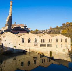 Le storiche cartiere di Fermignano nelle Marche. La città rivaleggiava in questo campo con la stessa Fabriano - © Buffy1982 / Shutterstock.com