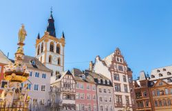 Le storiche facciate delle case di Trier (Treviri), Renania-Palatinato (Germania).

