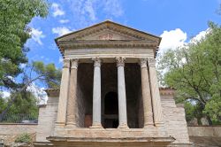 Le storiche Fonti del Clitunno si trovano vicino a Trevi in Umbria. Questo parco naturalistico ospita al suo interno anche il Tempietto del Clitunno, gravemente danneggiato e poi ricostruito ...