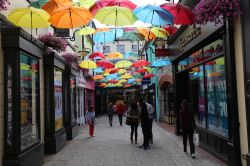 Le strade del centro durante il Kilkenny Arts Festival in Irlanda - © BOULENGER Xavier / Shutterstock.com