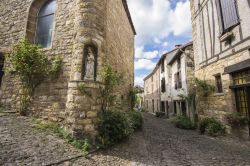 Le strade di Cordes-sur-Ciel, Francia. Passeggiando per i vicoli di questo borgo antico si possono ammirare sculture e pitture che sembrano uscite dalla leggenda.


