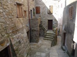 Le strade e le case in pietra caratterizzano il borgo di Giglio Castello