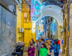 Le strade illuminate a Bari in occasione della Festa di San Nicola - © trabantos / Shutterstock.com