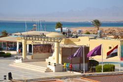 Le strutture dello Sheraton Soma Bay Resort e, sullo sfondo, il Mar Rosso e la costa di Safaga, in Egitto.
