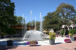 Le terme di Bad Tatzmannsdorf: la fontana Springbrunnen e il Musikpavillon - © Steindy - CC BY-SA 2.0 de, Wikipedia