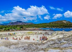Le Terme libere di Vulcano alle Eolie: turisti a bagno nei fanghi costieri dell'isola - © Diego Fiore / Shutterstock.com