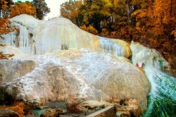 Le terme naturali e le rocce bianche di Bagni San Filippo in Toscana, fotografate in autunno