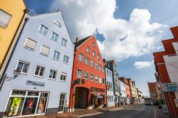 Le tipiche case colorate affacciate sul centro storico di Donauworth, Germania - © Yuri Turkov / Shutterstock.com