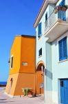 Le tipiche case colorate del centro storico di Termoli, Campobasso, Molise. A predominare sono i colori caldi del sud Italia.



