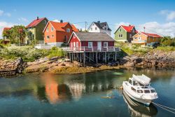 Le tipiche case in legno colorate nel paesino di Henningsvaer, isole Lofoten, Norvegia.



