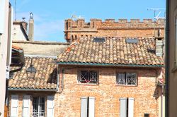 Le tipiche case in muratura nel centro storico di Rabastens, Francia.
