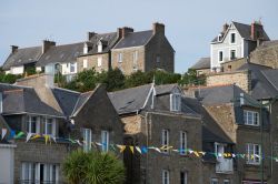 Le tipiche casette bretoni del centro di Cancale, Francia.
