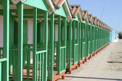 Le tipiche casette in legno sulla spiaggia di Forte dei Marmi, Toscana.
