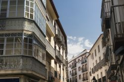 Le tipiche verande di abitazioni nel centro storico di Jaen (Andalusia, Spagna).
