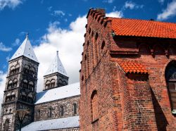 Le torri campanarie della cattedrale di Lund, Svezia. E' la chiesa più visitata di tutta la Svezia.
