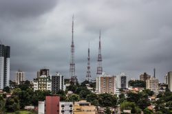 Le torri della televisione in una giornata nuvolosa a Cuiaba, Mato Grosso, Brasile.
