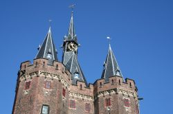Le torri di Deventer si stagliano nel cielo sopra a città. Questa località dei Paesi Bassi ottenne lo status di città nell'anno 956 d.C., quando si presentava come un ...