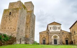 Le torri di difesa e la Chiesa di San Pietro a Tuscania nel Lazio - © Luca Lorenzelli / Shutterstock.com